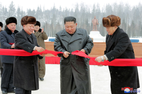 김정은, 삼지연 읍지구 준공식 참석