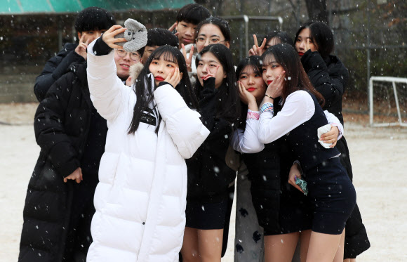 눈 맞으며 추억 남기기