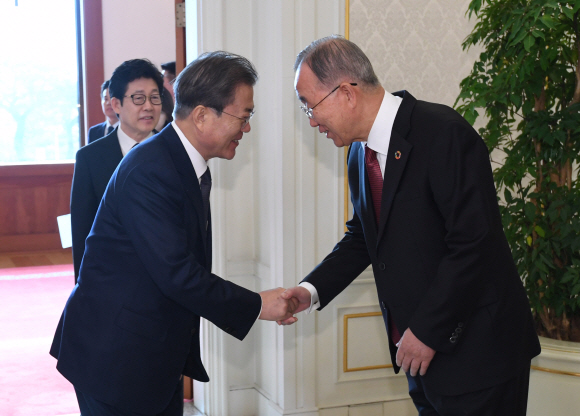 문재인 대통령이 3일 오전 청와대에서 열린 국가기후환경회의 격려 오찬에서 반기문 위원장과 악수하고 있다. 2019. 12.3 도준석 기자pado@seoul.co.kr