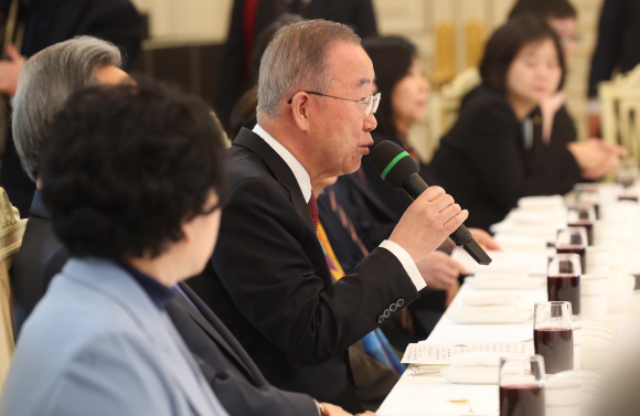 3일 청와대에서 문재인 대통령이 국가기후환경회의 반기문 위원장으로부터   오찬을 겸한 활동 경과에 대해 보고를 받고있다. 2019. 12.3 도준석 기자pado@seoul.co.kr