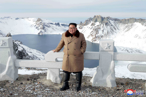 김정은 북한 국무위원장이 ‘백두산지구 혁명전적지들’을 돌아봤다고 4일 조선중앙통신이 보도했다. 조선중앙통신 연합뉴스