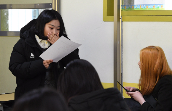 2020학년도 대입수능시험 성적표가 배부된 4일 서울 영등포구 여의동 여의도여고에서 수험생들이 성적표를 확인하고 있다. 2019. 12.4  오장환 기자 5zzang@seoul.co.kr