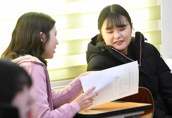 2020학년도 대학수학능력시험 성적통지표 배부일인 4일 서울 여의도여자고등학교에서 학생들이 담임 선생님이 나눠준 수능 성적표를 보며 대화를 하고 있다. 2019.12.4  오장환 기자 5zzang@seoul.co.kr