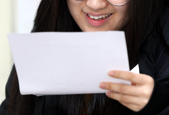 4일 오전 대전시 서구 둔원고등학교에서 수능 성적표를 받은 한 학생이 자신의 성적에 만족하고 있다. 2019.12.4  연합뉴스