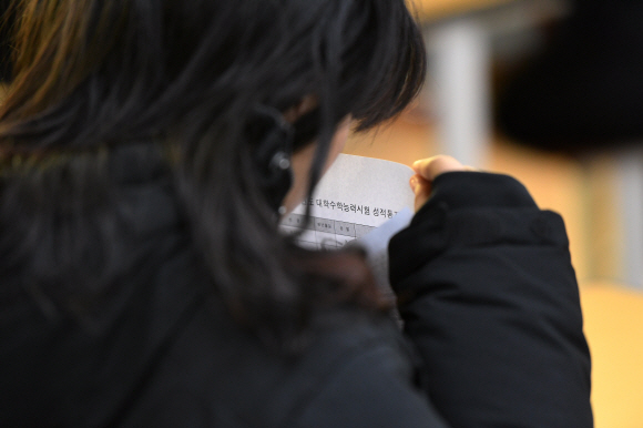 2020학년도 대학수학능력시험 성적통지표 배부일인 4일 서울 여의도여자고등학교에서 한 학생이 담임 선생님에게 받은 수능 성적표를 살펴보고 있다. 2019.12.4  오장환 기자 5zzang@seoul.co.kr