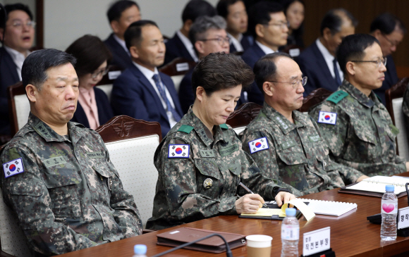 강선영 육군항공작전사령관이 4일 오전 서울 국방부에서 열린 ‘2019 연말 전군주요지휘관 회의’에 참석해 있다. 2019. 12.4  이종원 선임기자 jongwon@seoul.co.kr