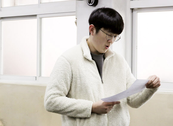 2020학년도 대학수학능력시험 성적 발표일인 4일 오전 서울 여의도고등학교에서 성적표를 받은 수험생이 점수를 확인하며 놀란 표정을 짓고 있다. 2019.12.4 연합뉴스