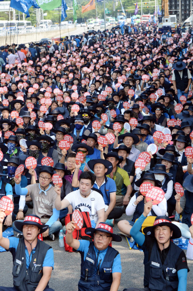 지난 2016년 현대자동차와 현대중공업 노조 조합원 5000여명이 상경해 서울 서초구 양재동 현대차 본사에서 공동투쟁을 벌이고 있다. 서울신문DB