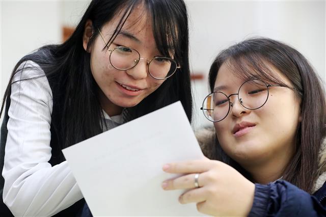 2020학년도 대학수학능력시험 성적 발표일인 4일 오전 경기도 수원시 권선구 영신여자고등학교에서 수험생들이 성적표를 확인하고 있다. 2019.12.4 뉴스1