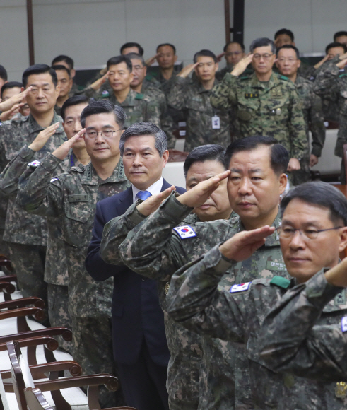 4일 오전 국방부 청사에서 열린 2019 연말 전군 주요지휘관회의에 참석자들이 국민의례를 하고 있다. 2019. 12.4  이종원 선임기자 jongwon@seoul.co.kr