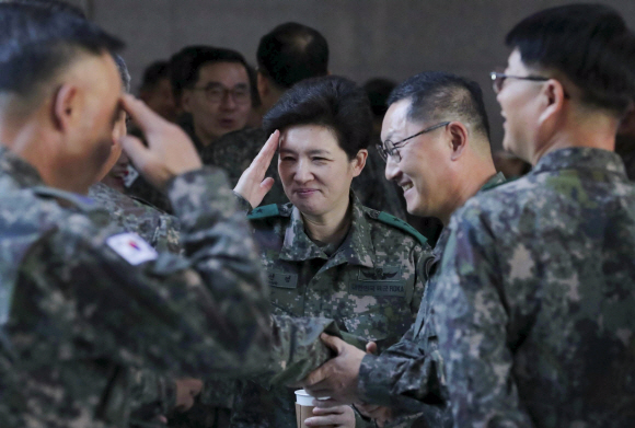 4일 오전 국방부 청사에서 열린 2019 연말 전군 주요지휘관회의에서 참석한 강선영 항작사령관이 인사를 나누고 있다. 2019. 12.4  이종원 선임기자 jongwon@seoul.co.kr