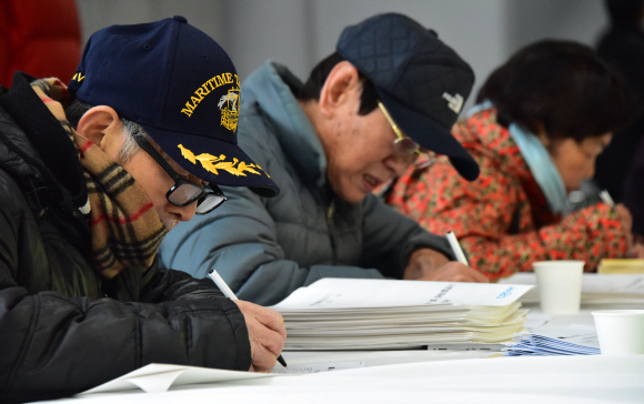 4일 서울 마포구청에서 열린 2020 노인일자리 박람회에서 취업을 원하는 어르신들이 면접서류를 작성하고 있다. 2019. 12.4 이종원 선임기자 jongwon@seoul.co.kr