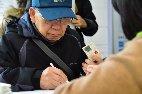 4일 서울 마포구청에서 열린 2020 노인일자리 박람회에서 취업을 원하는 어르신들이 면접서류를 작성하고 있다. 2019. 12.4 이종원 선임기자 jongwon@seoul.co.kr