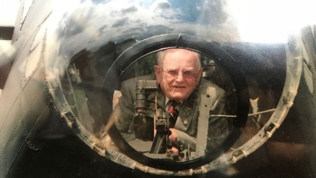 90회 생일에 영국 공군의 초대를 받아 2차 세계대전 참전 때 근무했던 폭탄 감시반 임무를 재현해 보는 레스 루더퍼드. 