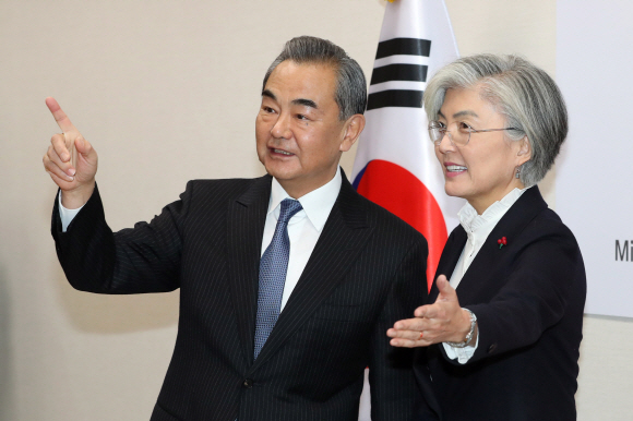 강경화 외교부 장관이 4일 오후 서울 세종대로 외교부 청사에서 왕이(王毅) 중국 외교 담당 국무위원 겸 외교부장과 회담에 앞서 대화하고 있다. 2019. 12.4  박윤슬 기자 seul@seoul.co.kr