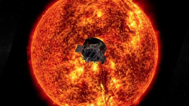 지난해 8월 발사된 인류 최초의 태양탐사선 ‘파커 태양 탐사선’이 태양 궤도에 초근접해 태양과 코로나를 관측하고 있다.  NASA·존스홉킨스 APL 제공