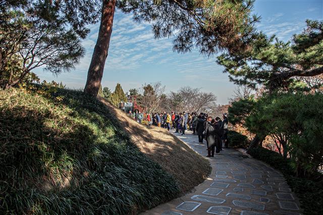 김대중 전 대통령과 이희호 여사의 합장묘에서 참배객들이 묵념하고 있다.