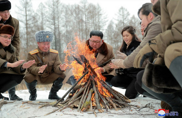 김정은 북한 국무위원장과 리설주 여사가 모닥불을 쬐는 모습.연합뉴스