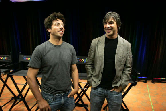 세계 최대 검색엔진 구글의 공동 창업자인 세르게이 브린(왼쪽)과 래리 페이지가 2008년 9월 구글의 새 브라우저 ‘크롬’을 발표하는 모습. AP 연합뉴스