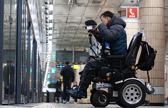 장애인들을 위한 지하철 환승 정보와 여행 정보 등을 공유하는 유튜브 채널 ‘어쩌다 장애인 함박TV’ 운영자 함정균씨가 지난 2일 지하철 4호선 미아역에서 촬영을 하고 있다.
