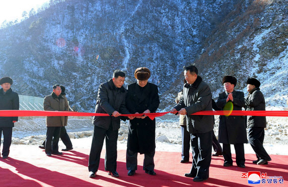 김정은 ‘공사지연 질책’ 북한 어랑천발전소 팔향댐 준공