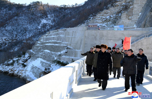 김정은 ‘공사지연 질책’ 북한 어랑천발전소 팔향댐 준공