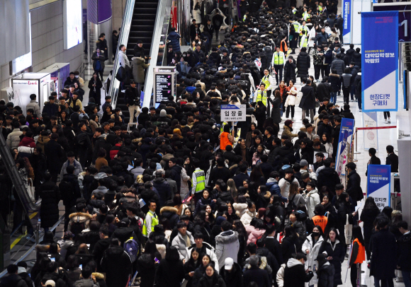 5일 서울 강남구 코엑스에서 한국대학교육협의회 주최로 열린 ‘2020학년도 정시 대학입학정보박람회’에서 수험생과 학부모들이 입장을 기다리고 있다. 2019. 12.5 박윤슬 기자 seul@seoul.co.kr