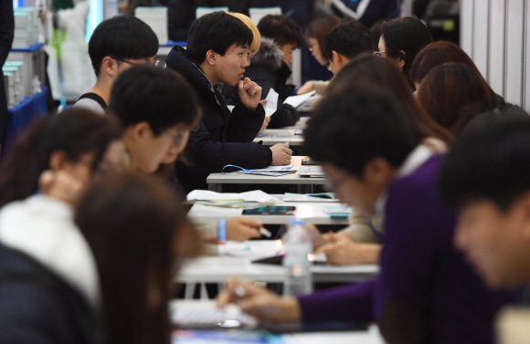 5일 서울 강남구 코엑스에서 한국대학교육협의회 주최로 열린 ‘2020학년도 정시 대학입학정보박람회’에서 수험생과 학부모들이 대학부스에서 입시상담을 받고 있다. 2019. 12.5 박윤슬 기자 seul@seoul.co.kr