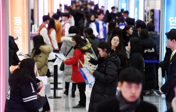 5일 서울 강남구 코엑스에서 한국대학교육협의회 주최로 열린 ‘2020학년도 정시 대학입학정보박람회’에서 수험생과 학부모들이 부스를 둘러보고 있다. 2019. 12.5 박윤슬 기자 seul@seoul.co.kr