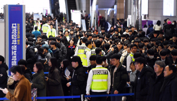 5일 서울 강남구 코엑스에서 한국대학교육협의회 주최로 열린 ‘2020학년도 정시 대학입학정보박람회’에서 수험생과 학부모들이 입장을 기다리고 있다. 2019. 12.5 박윤슬 기자 seul@seoul.co.kr