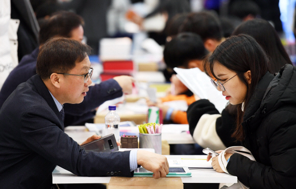 5일 서울 강남구 코엑스에서 한국대학교육협의회 주최로 열린 ‘2020학년도 정시 대학입학정보박람회’에서 수험생과 학부모들이 대학부스에서 입시상담을 받고 있다. 2019. 12.5 박윤슬 기자 seul@seoul.co.kr