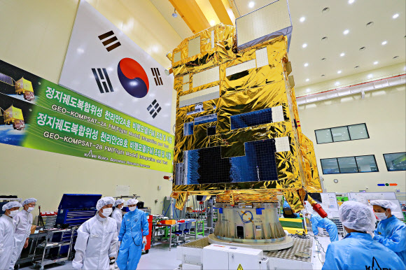 지난 4일 한국항공우주연구원 위성조립동에서 점검을 받고 있는 천리안2B호. 한국항공우주연구원 제공