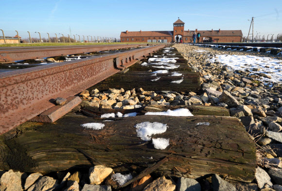 앙겔라 메르켈 독일 총리가 취임 후 처음으로 6일 찾는 폴란드 아우슈비츠 나치 수용소의 주 건물에 들어가는 열차 트랙 주변에 전날 눈이 내려 조금 쌓여 있다. 오시비엥침(‘아우슈비츠’의 폴란드 표기) AFP 연합뉴스 