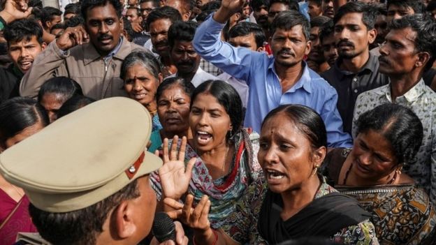 지난달 27일(현지시간) 인도 남부 하이데바라드 시의 여자 수의사가 집단 성폭행을 당한 뒤 시신이 불태워진 사건이 일어난 뒤 격렬한 항의 시위가 벌어져 참가자들이 용의자들을 내놓으라고 경찰에 요구하고 있다. 로이터 자료사진