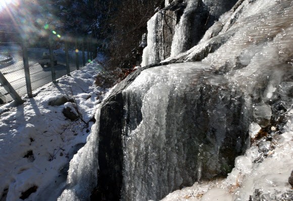 한파에 꽁꽁 언 대관령 빙벽