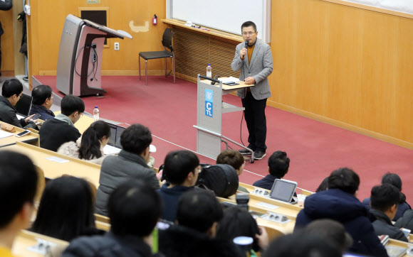 서울대 학부생 대상 특강하는 황교안 대표