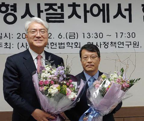 26대 한국헌법학회 회장으로 6일 취임한 김일환(오른쪽) 성균관대 교수와 이날 27대 회장으로 선출된 임지봉 서강대 교수가 기념촬영을 하고 있다.