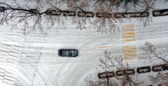 눈 쌓인 캠퍼스 도로