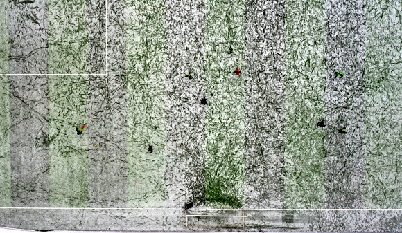 눈 쌓인 캠퍼스 운동장