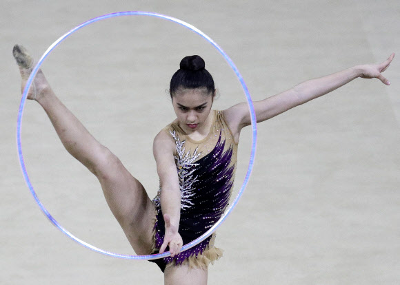7일 필리핀 마닐라에서 열린 ‘제30회 동남아시아 게임’에서 리듬체조 경기 참가자들이 연기를 선보이고 있다. AP 연합뉴스