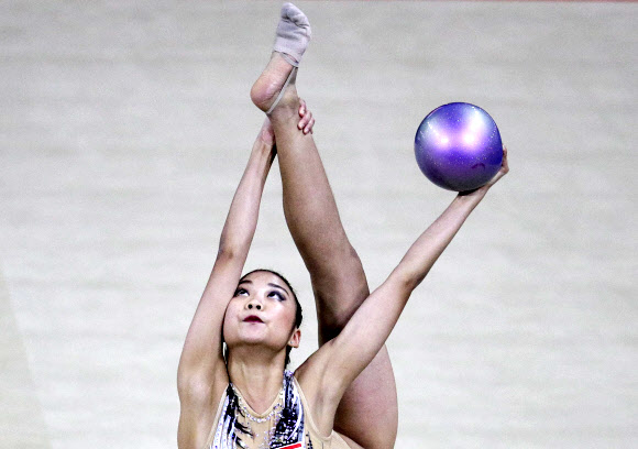 7일 필리핀 마닐라에서 열린 ‘제30회 동남아시아 게임’에서 리듬체조 경기 참가자들이 연기를 선보이고 있다. AP 연합뉴스