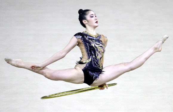 7일 필리핀 마닐라에서 열린 ‘제30회 동남아시아 게임’에서 리듬체조 경기 참가자들이 연기를 선보이고 있다. AP 연합뉴스