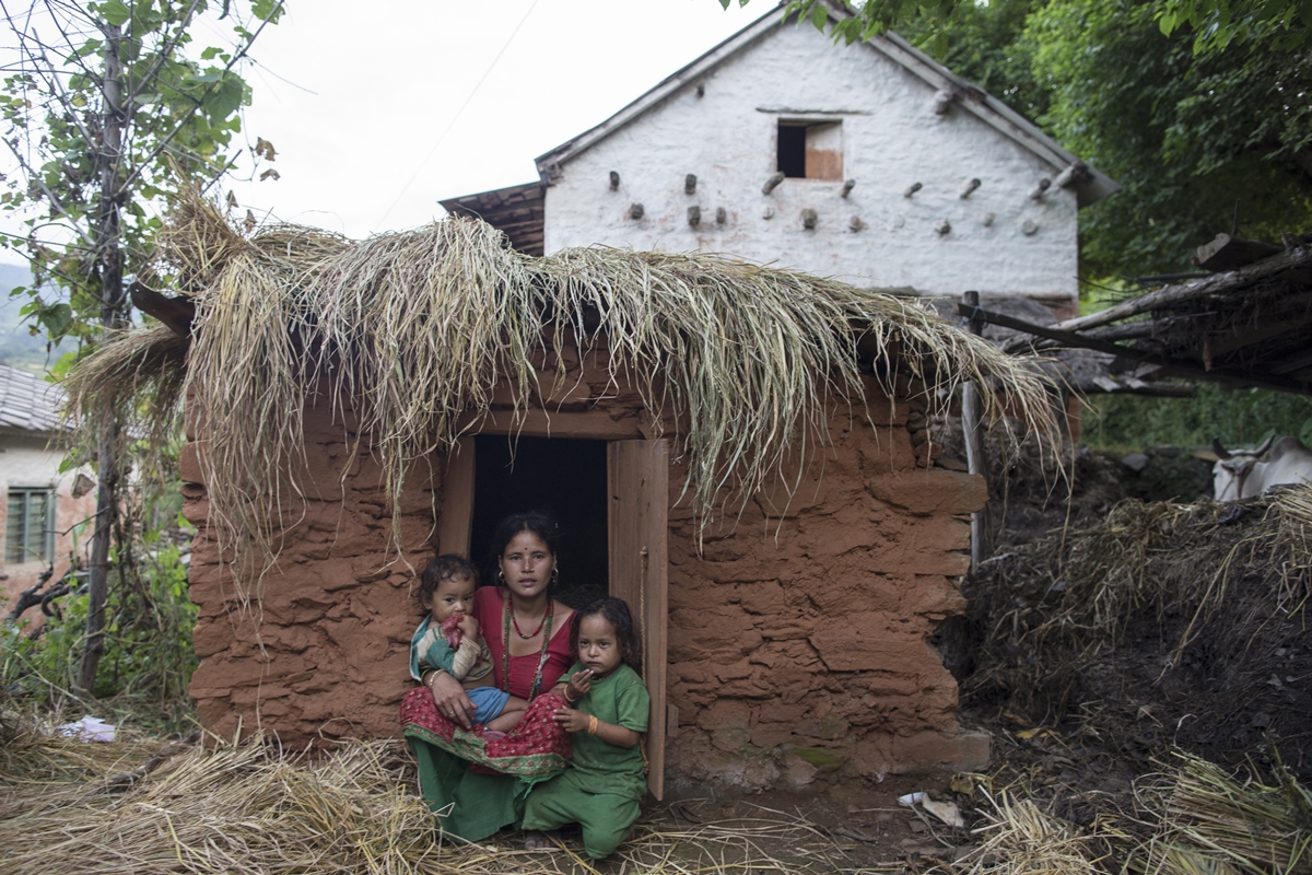 네팔의 힌두교 풍습 ‘차우파디’에 따라 생리 기간 중 움막에 격리돼 지내는 여성들.  EPA 연합뉴스