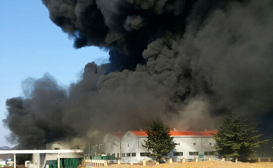 경북 칠곡 팔레트 제조공장 화재…진화 중