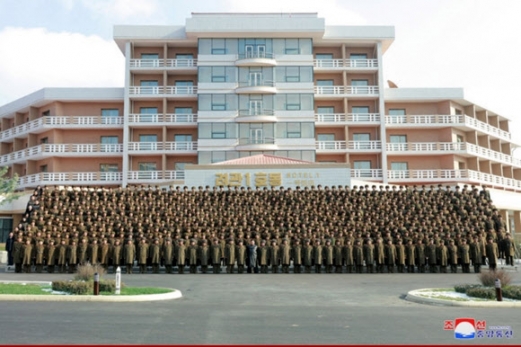 북한 김정은, 양덕온천 건설자들과 기념사진