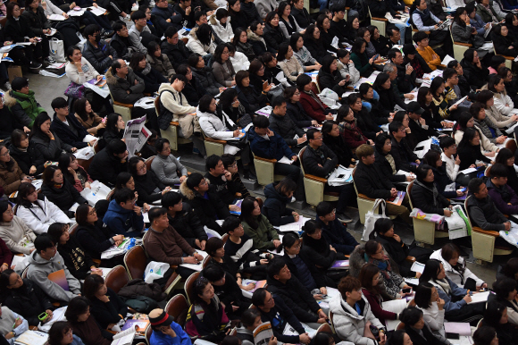 8일 서울 강남구 진선여고에서 진행된 이투스교육 2020학년도 최종정시 전략설명회를 찾은 수험생, 학부모들이 강사의 설명을 듣고 있다. 2019.12.8 오장환 기자 5zzang@seoul.co.kr