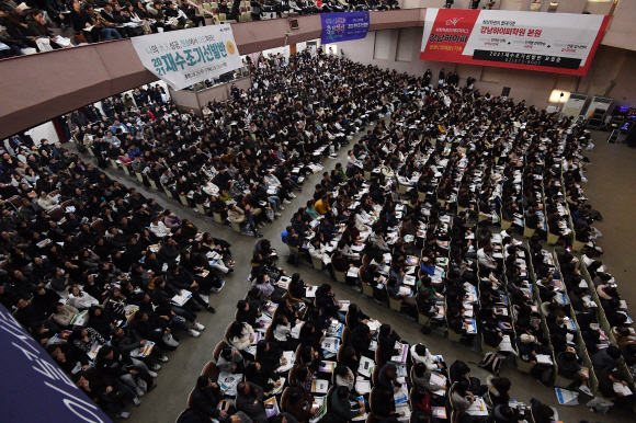 8일 서울 강남구 진선여고에서 진행된 이투스교육 2020학년도 최종정시 전략설명회를 찾은 수험생, 학부모들이 강사의 설명을 듣고 있다. 2019.12.8 오장환 기자 5zzang@seoul.co.kr