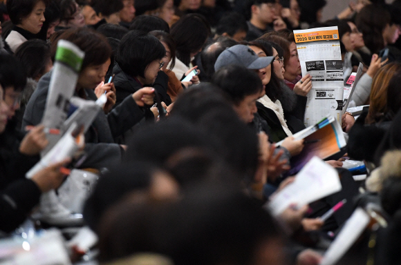 8일 서울 강남구 진선여고에서 진행된 이투스교육 2020학년도 최종정시 전략설명회를 찾은 수험생, 학부모들이 대학 배치표를 살펴보고 있다. 2019.12.8 오장환 기자 5zzang@seoul.co.kr