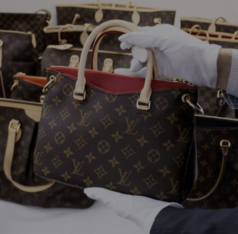 한달 6800엔(약 7만 4000원)에 여성용 명품 가방을 선택해 빌릴 수 있는 ‘랙서스’ 서비스 홍보 사진.  랙서스 테크놀로지스 홈페이지
