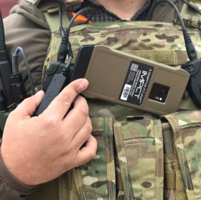 미 육군이 도입한 ‘갤럭시 S9’ 전술용 스마트폰. 무게가 170g 불과해 가슴에 착용한 상태로 편리하게 사용할 수 있다. 삼성전자 홈페이지